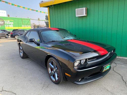Photo 3 of 12 of 2014 Dodge Challenger SXT