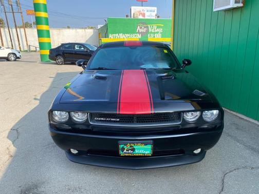 Photo 2 of 12 of 2014 Dodge Challenger SXT