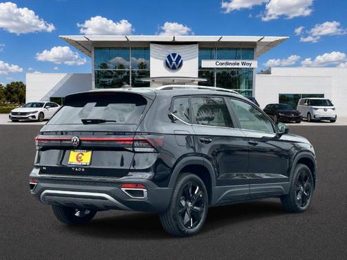 Deep Black Pearl 2026 Volkswagen Taos SE