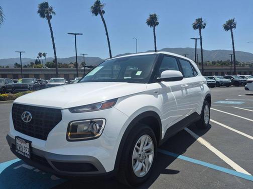 Lunar White 2026 Hyundai VENUE SE