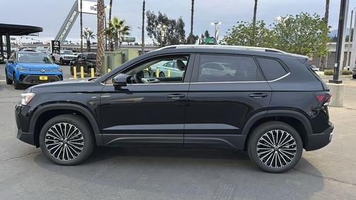 Deep Black Pearl 2026 Volkswagen Taos SE
