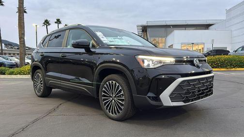 Deep Black Pearl 2026 Volkswagen Taos SE