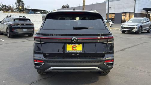 Deep Black Pearl 2026 Volkswagen Taos SE