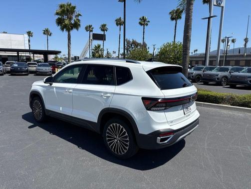 Pure White 2025 Volkswagen Taos 1.5T SE