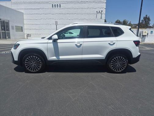 Pure White 2025 Volkswagen Taos 1.5T SE