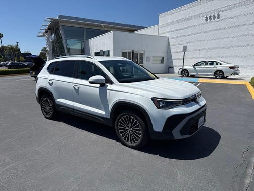 Pure White 2025 Volkswagen Taos 1.5T SE