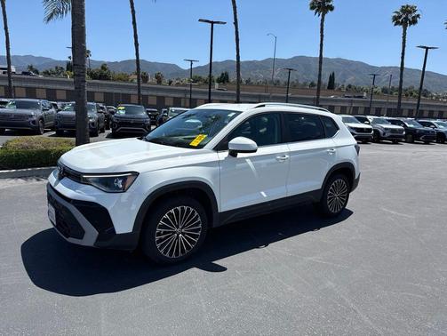 Pure White 2025 Volkswagen Taos 1.5T SE