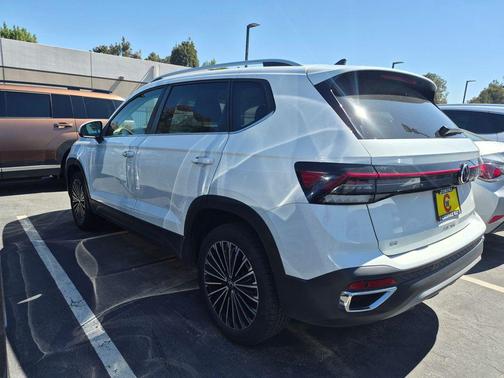 Pure White 2025 Volkswagen Taos 1.5T SE