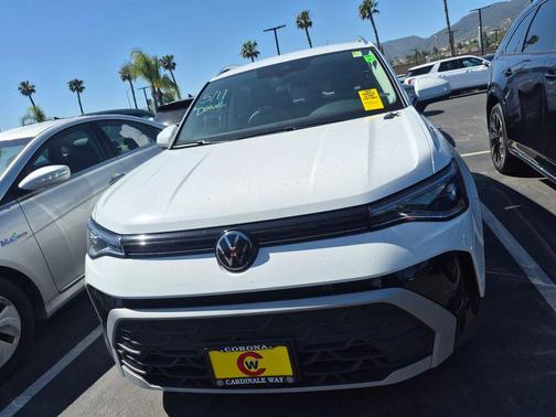 Pure White 2025 Volkswagen Taos 1.5T SE