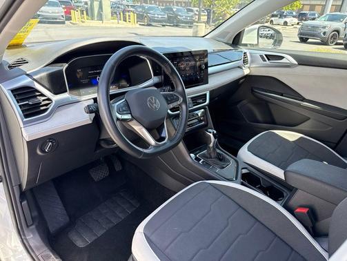 Pure White 2025 Volkswagen Taos 1.5T SE