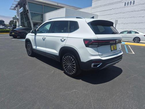 Pure White 2025 Volkswagen Taos 1.5T SE