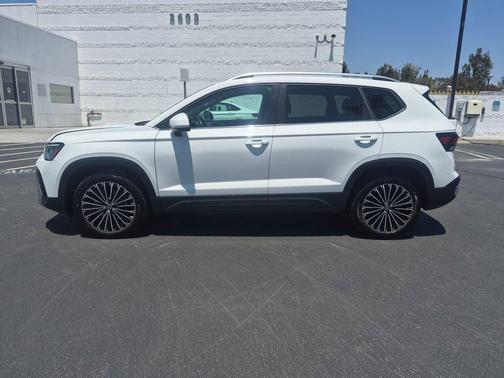 Pure White 2025 Volkswagen Taos 1.5T SE