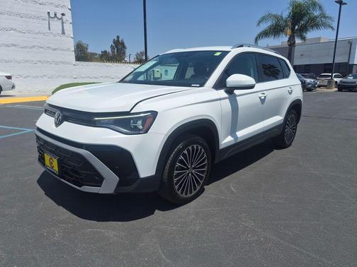 Pure White 2025 Volkswagen Taos 1.5T SE