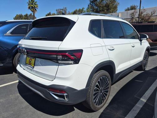 Pure White 2025 Volkswagen Taos 1.5T SE