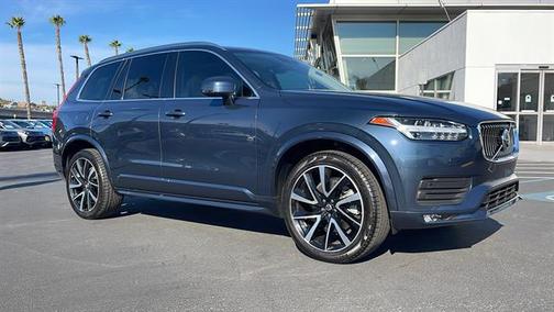 2022 Volvo XC90 T6 Momentum