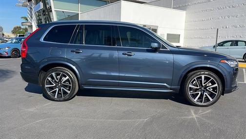 2022 Volvo XC90 T6 Momentum