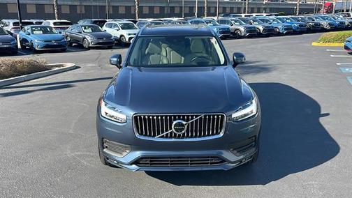 2022 Volvo XC90 T6 Momentum