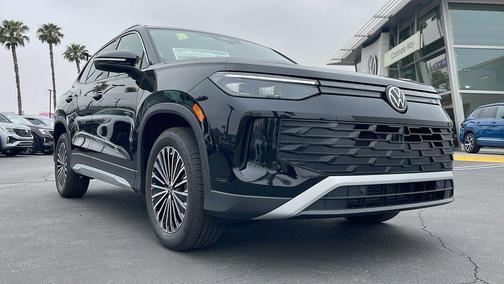 Deep Black Pearl 2025 Volkswagen Tiguan 2.0T S