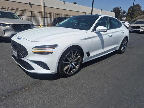 Uyuni White 2026 Genesis G70 2.5T RWD Prestige