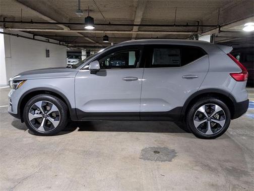 2025 Volvo XC40 B5 Plus Bright Theme