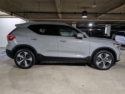 2025 Volvo XC40 B5 Plus Bright Theme