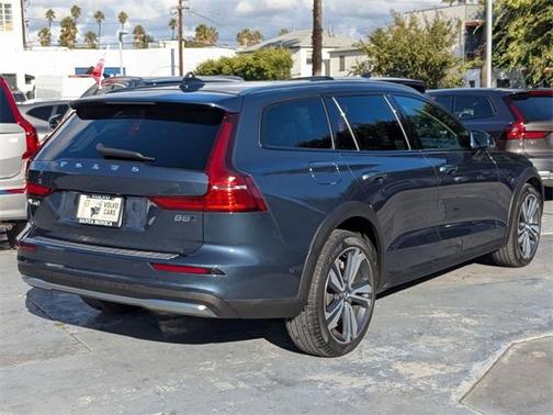 2023 Volvo V60 Cross Country B5 Plus