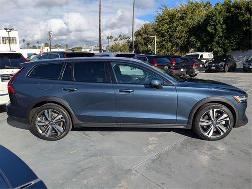 2023 Volvo V60 Cross Country B5 Plus