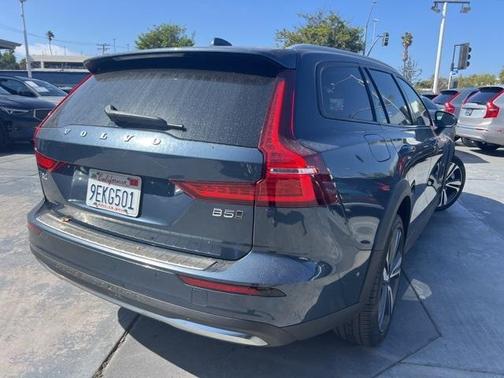 2023 Volvo V60 Cross Country B5 Plus