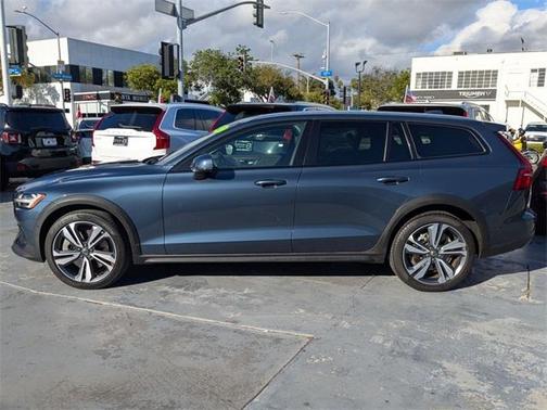 2023 Volvo V60 Cross Country B5 Plus