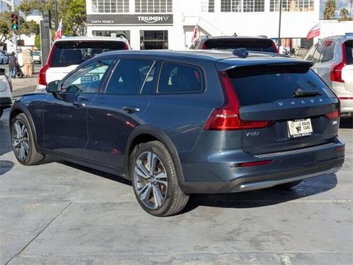 2023 Volvo V60 Cross Country B5 Plus