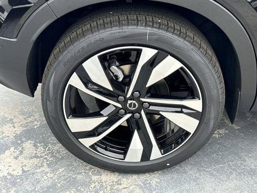 2024 Volvo XC40 B5 Plus Bright Theme