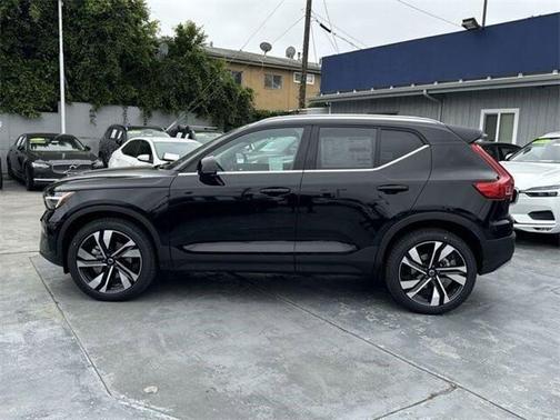 2024 Volvo XC40 B5 Plus Bright Theme