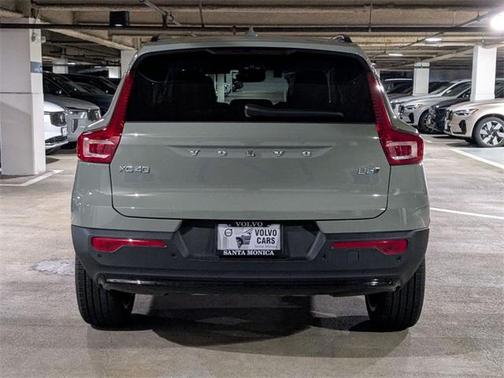 2025 Volvo XC40 B5 Ultra Dark Theme