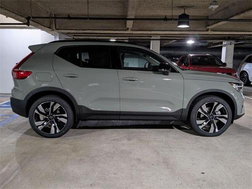 2025 Volvo XC40 B5 Ultra Dark Theme