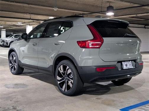 2025 Volvo XC40 B5 Ultra Dark Theme
