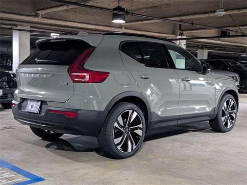 2025 Volvo XC40 B5 Ultra Dark Theme