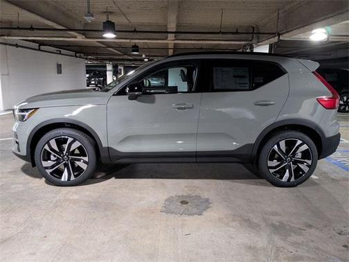 2025 Volvo XC40 B5 Ultra Dark Theme