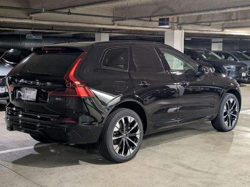 Onyx Black Metallic 2026 Volvo XC60 B5 Plus