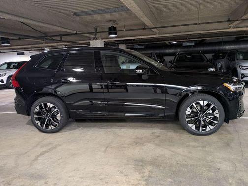 Onyx Black Metallic 2026 Volvo XC60 B5 Plus