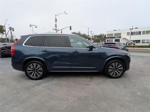 2022 Volvo XC90 T6 Momentum 7 Passenger