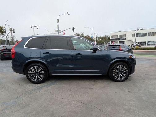 2022 Volvo XC90 T6 Momentum 7 Passenger
