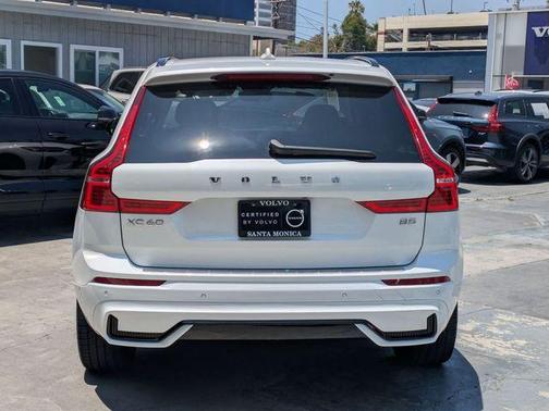 Crystal White 2023 Volvo XC60 B5 Plus Dark Theme