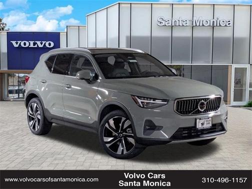 2025 Volvo XC40 B5 Ultra Bright Theme