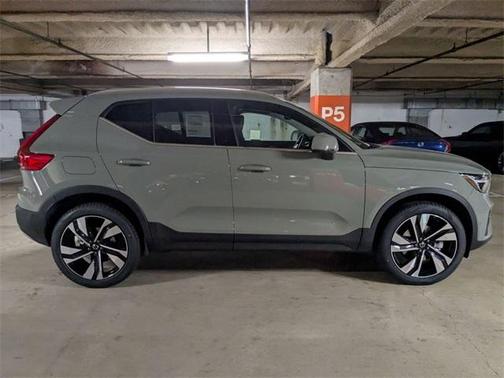 2025 Volvo XC40 B5 Ultra Bright Theme