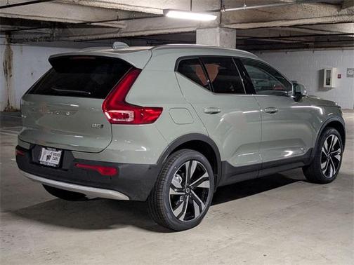 2025 Volvo XC40 B5 Ultra Bright Theme