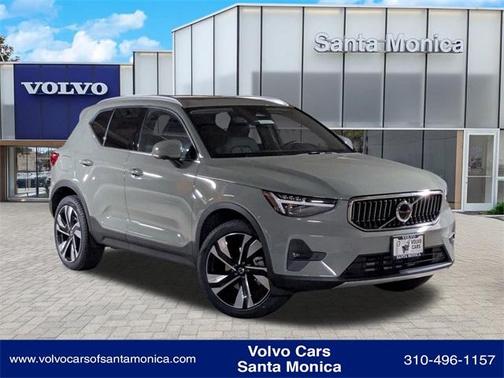 2025 Volvo XC40 B5 Ultra Bright Theme