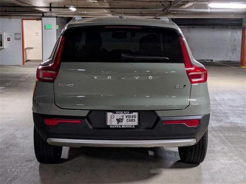 2025 Volvo XC40 B5 Ultra Bright Theme