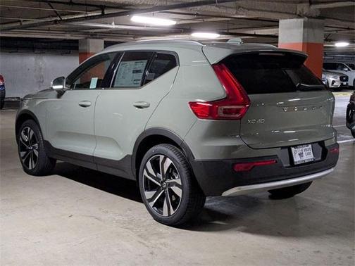 2025 Volvo XC40 B5 Ultra Bright Theme