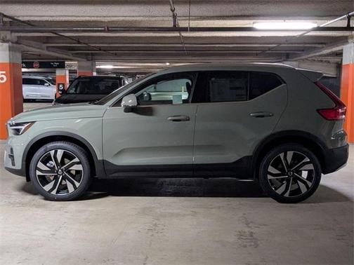 2025 Volvo XC40 B5 Ultra Bright Theme