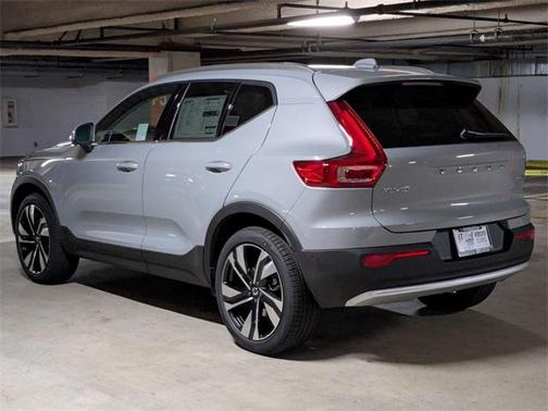 2025 Volvo XC40 B5 Ultra Bright Theme